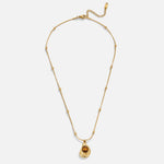 Leonie – Cadena con colgante redondo dorado.