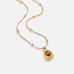 Leonie – Cadena con colgante redondo dorado.
