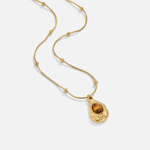 Leonie - Gold round pendant necklace.