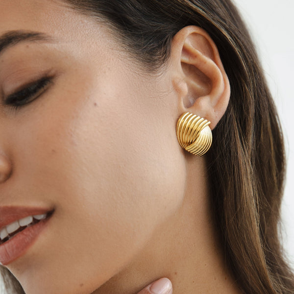 Beatrix – Pendientes de oro con estructura de abanico