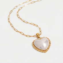 Viktorie – Gold necklace with an elegant pendant.