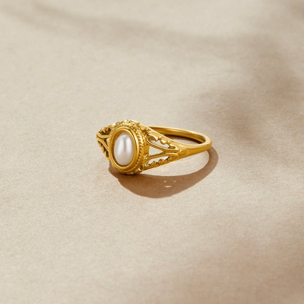 Nora – Anillo de oro con línea curva.