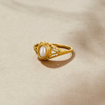 Nora – Anillo de declaración dorado con línea curva.
