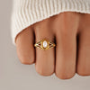 Nora – Anillo de declaración dorado con línea curva.