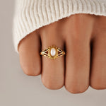 Nora – Anillo de declaración dorado con línea curva.