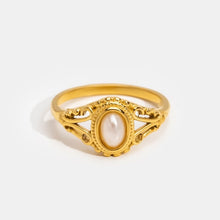 Nora – Anillo de declaración dorado con línea curva.