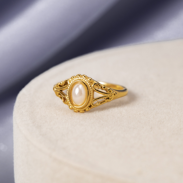 Nora – Anillo de declaración dorado con línea curva.