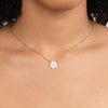 Alena – Collar dorado con colgante de flor.
