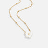 Alena – Collar dorado con colgante de flor.