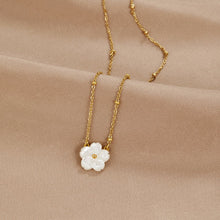Alena – Gold necklace with flower pendant.