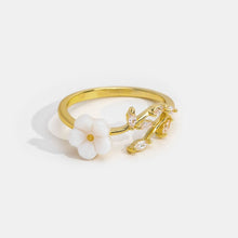 Miriam – Engagement ring with white floral embellishment.