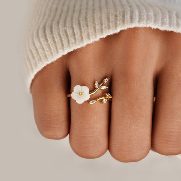 Miriam – Engagement ring with white floral embellishment.