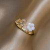 Miriam – Anillo de compromiso con adorno floral blanco.