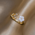 Miriam – Anillo de compromiso con adorno floral blanco.