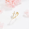 Miriam – Anillo de compromiso con adorno floral blanco.