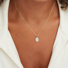 Veronika – Collar dorado doble con acentos negros.