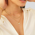 Veronika – Collar dorado doble con acentos negros.