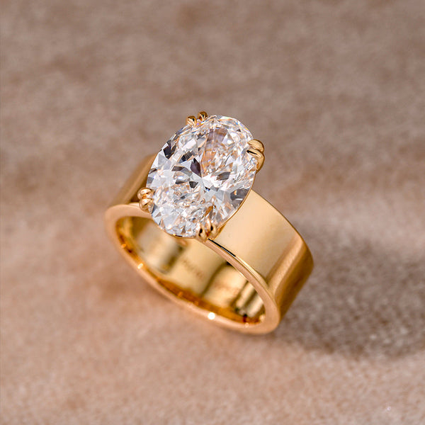 Lara – Anillo de solitario con piedra redonda en acabado dorado.