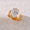 Lara – Anillo de solitario con piedra redonda en acabado dorado.