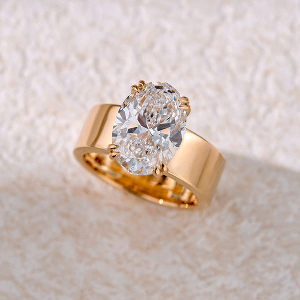 Lara – Anillo de solitario con piedra redonda en acabado dorado.