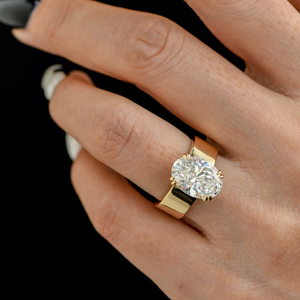 Lara - Round solitaire ring in a gold finish.